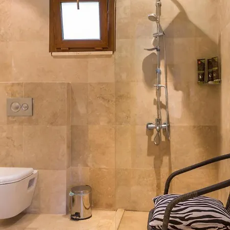 Sleeps 8 With Pool Air Con And Wifi *