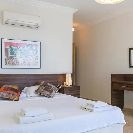 Villa Sleeps 8 With Pool Air Con And Wifi *
